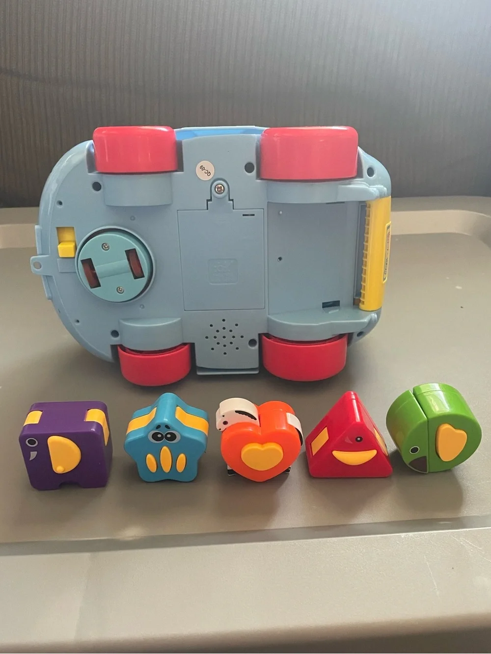 Huile Toys Smart Bus Shape-Sorting Toy 5 Colorful Animal Blocks Moves Musical